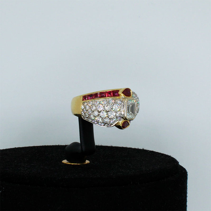 Anillo de Oro y Platino con una Deslumbrante Combinación de Brillantes y Rubíes Naturales