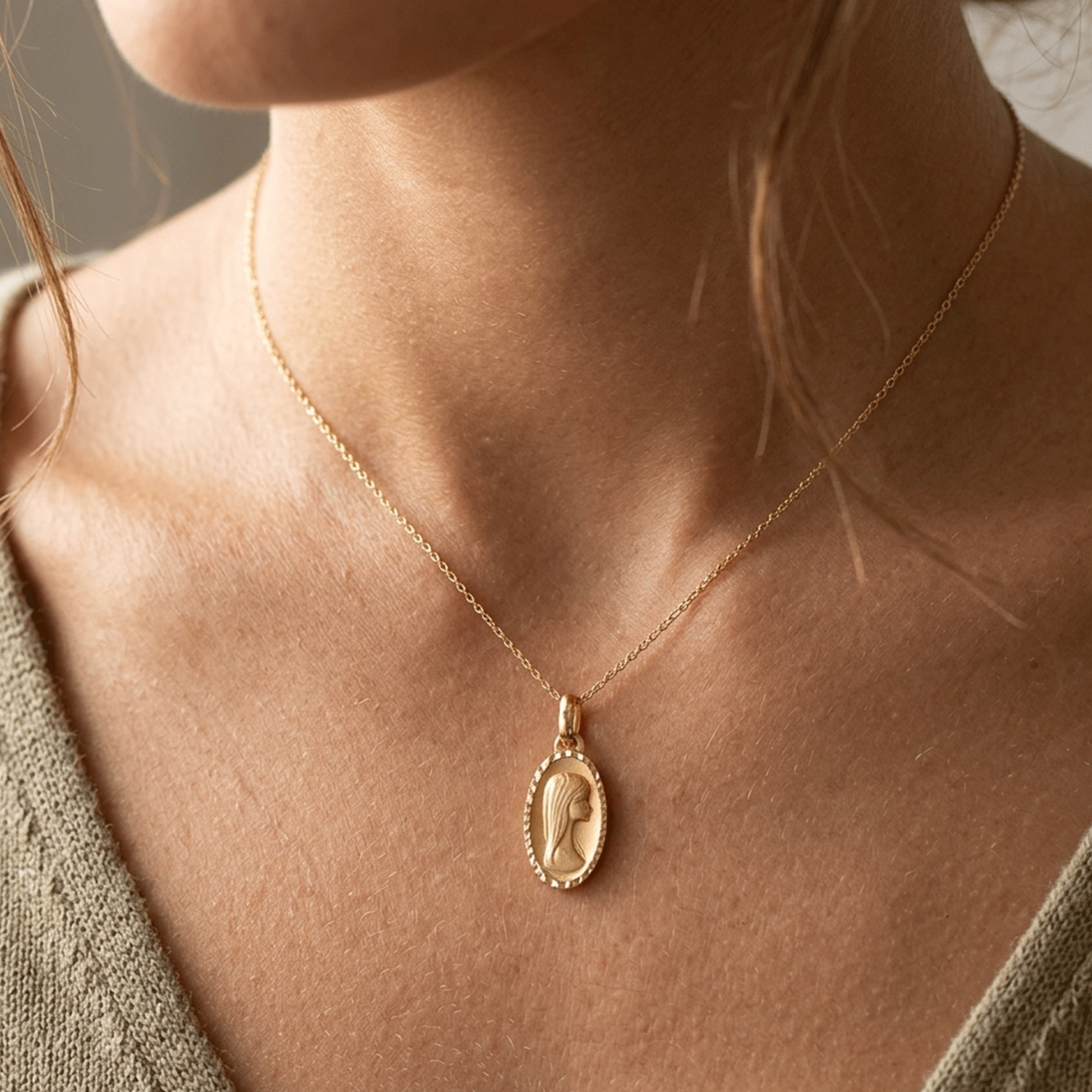 Virgin Mary Pendant in 18k Gold