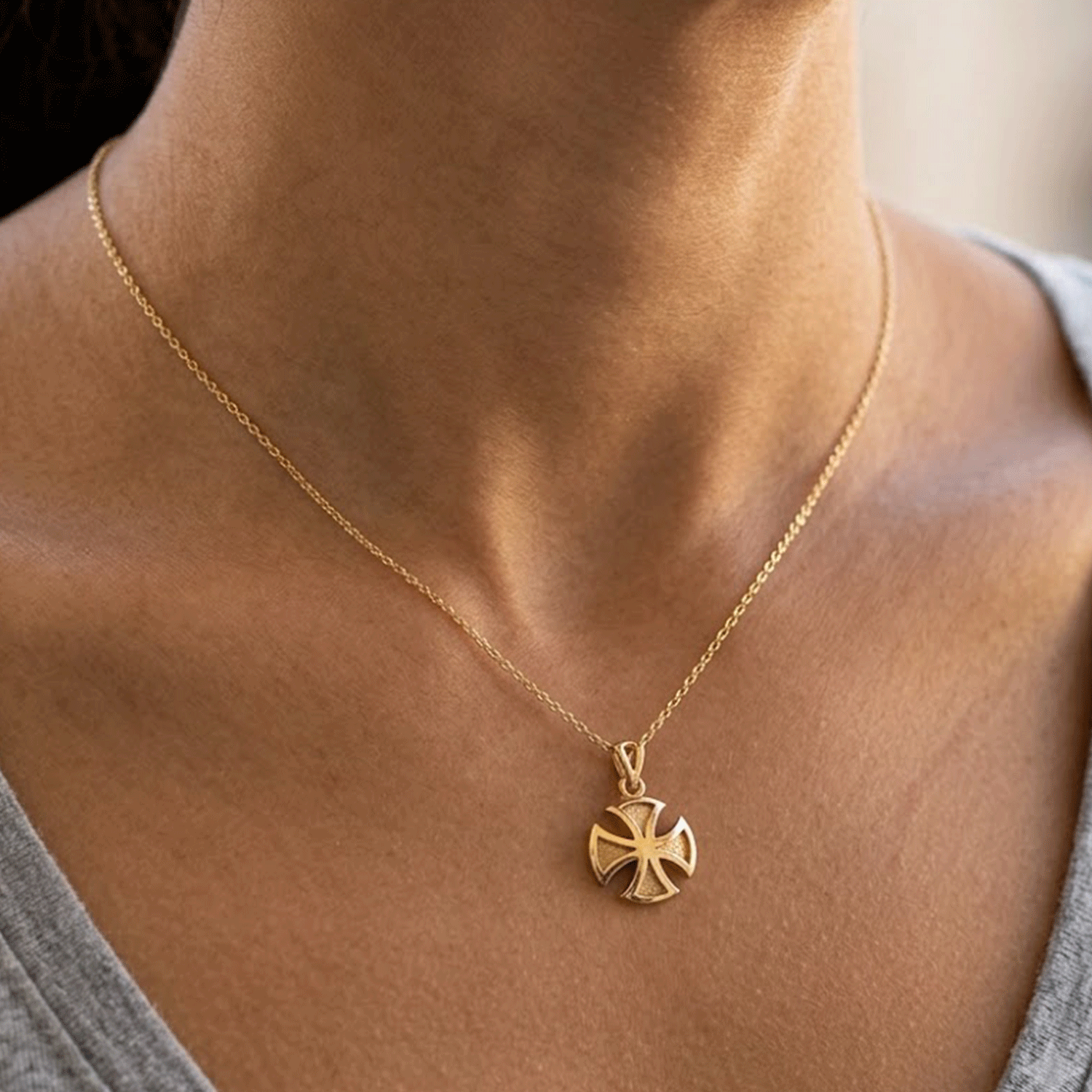 Dije de la Cruz Maltesa en Oro 18k