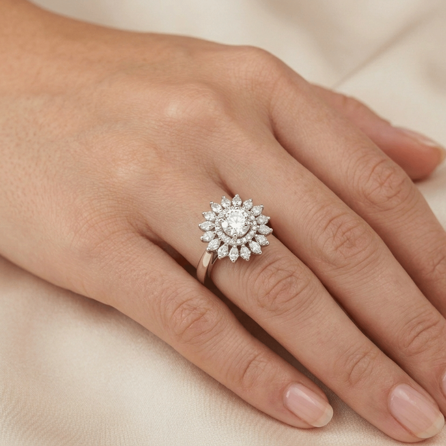 Solitario de Platino con Brillante Central Adornado con Brillantes Navette