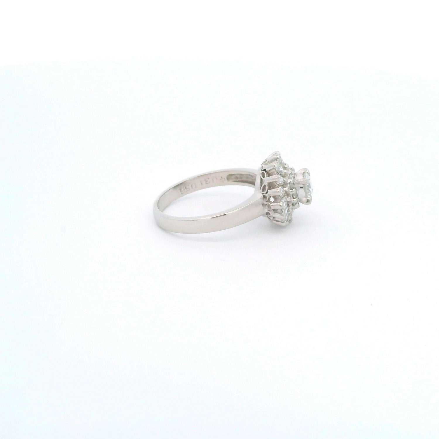 Solitario de Platino con Brillante 0.31ct adornado con Brillantes Navette
