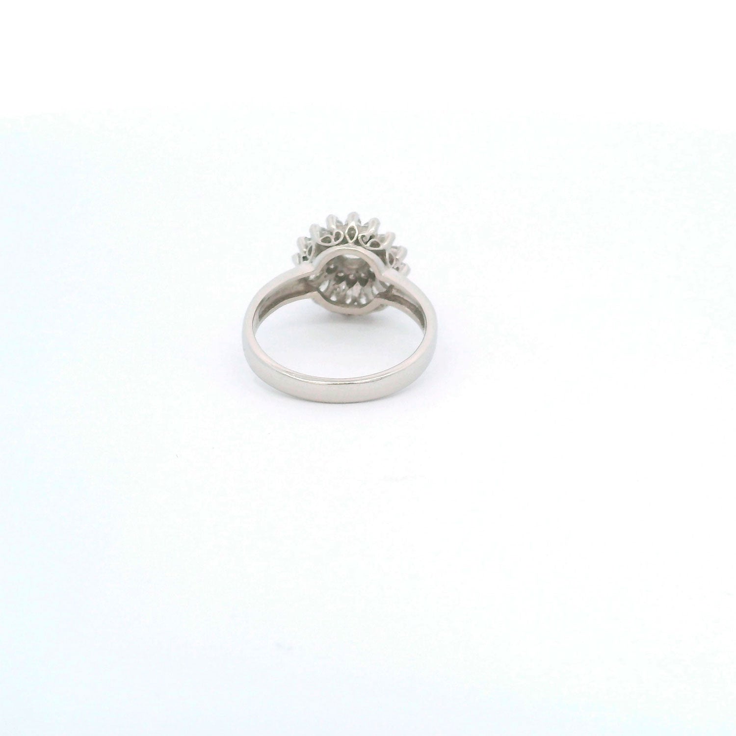 Solitario de Platino con Brillante 0.31ct adornado con Brillantes Navette