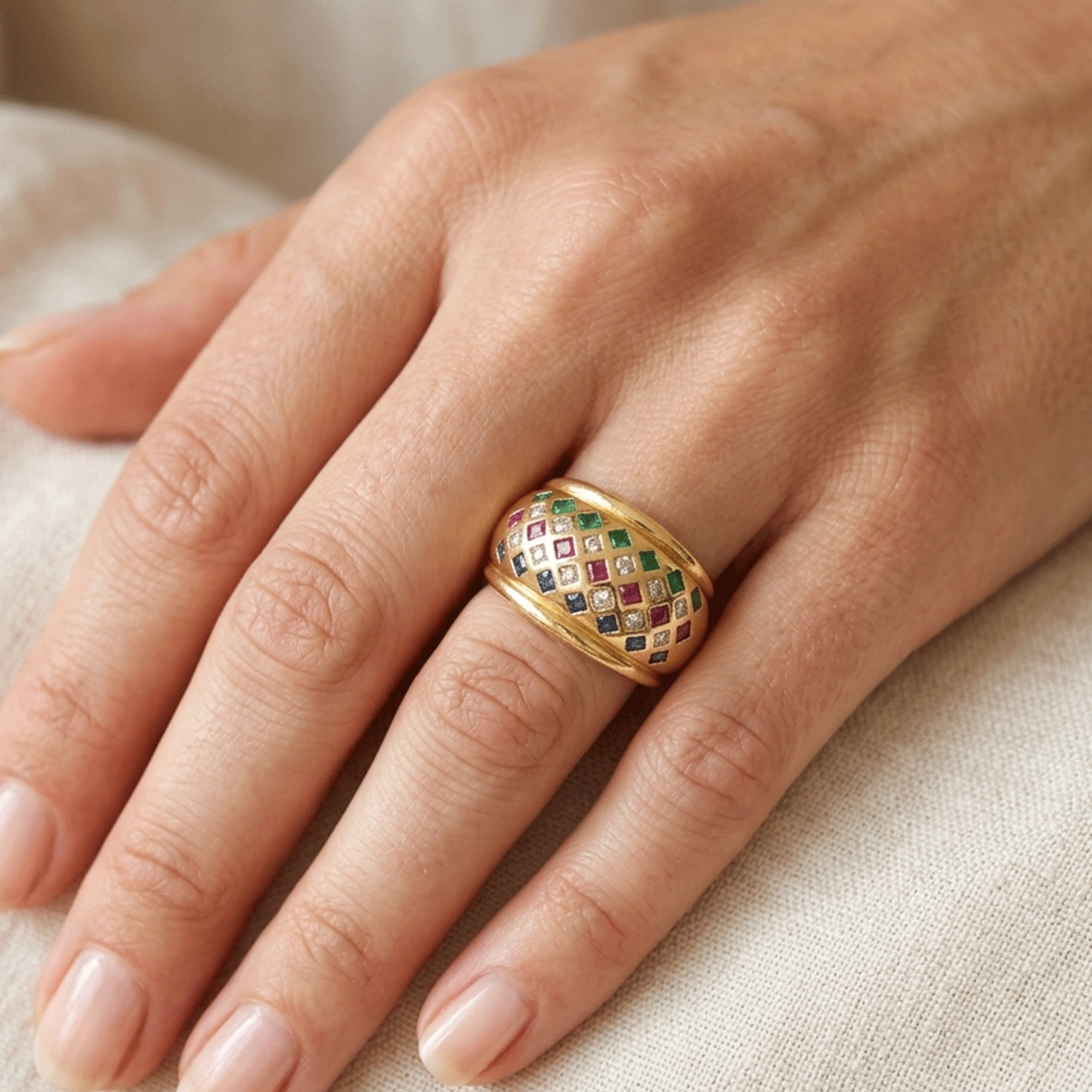 Anillo de Oro con Brillantes, Rubíes, Zafiros y Esmeraldas