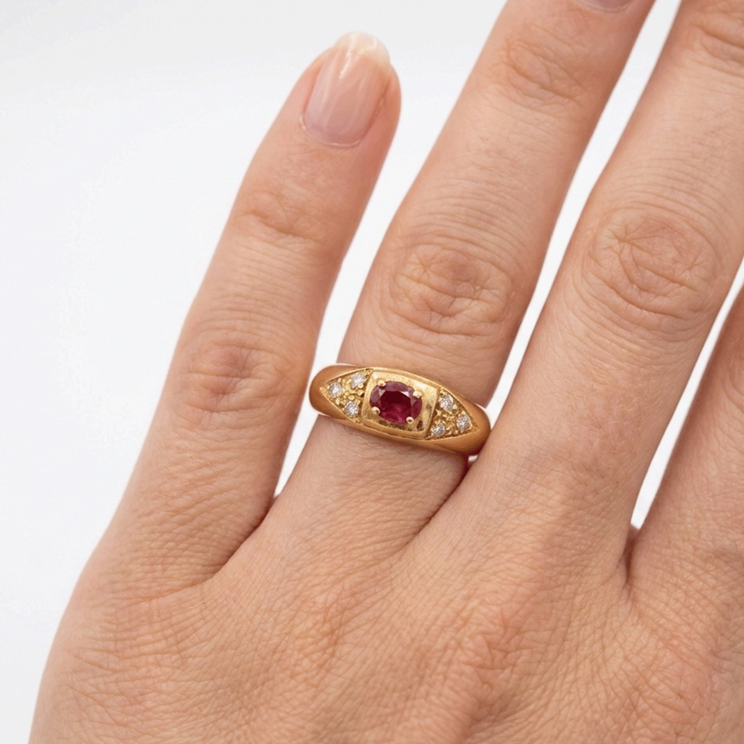 Anillo de Oro con Brillantes y Rubí Natural