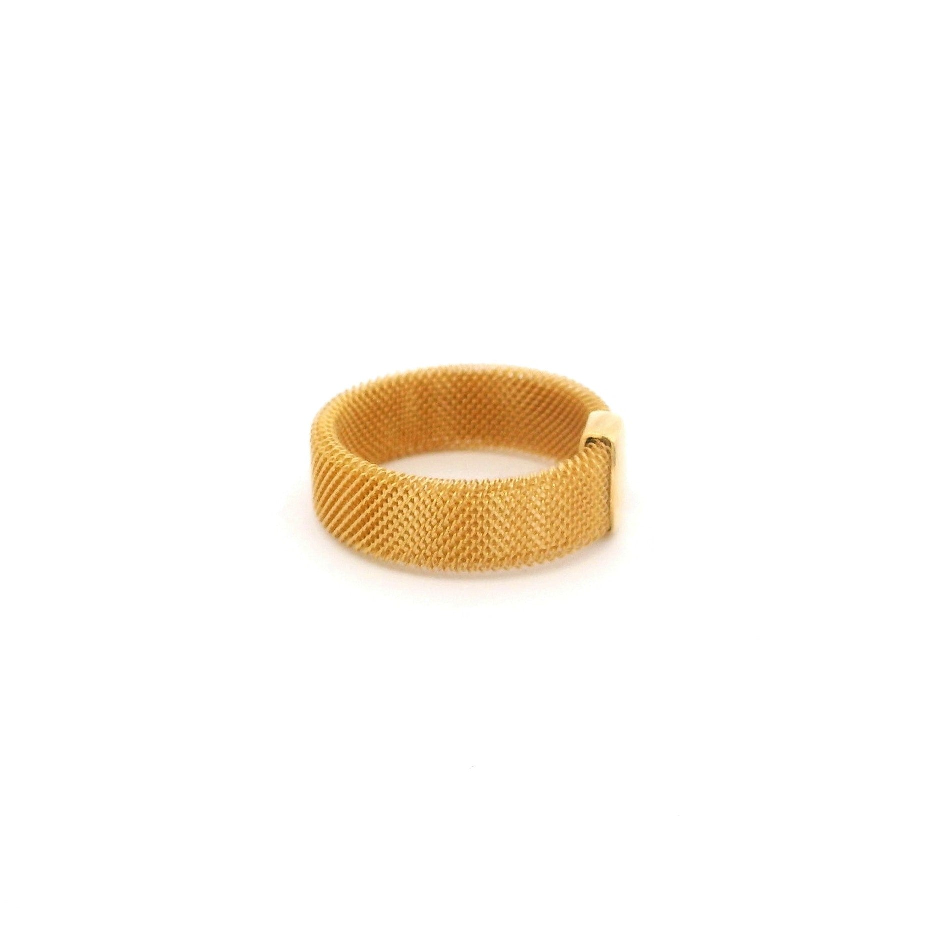 Anillo con Textura de oro 18k