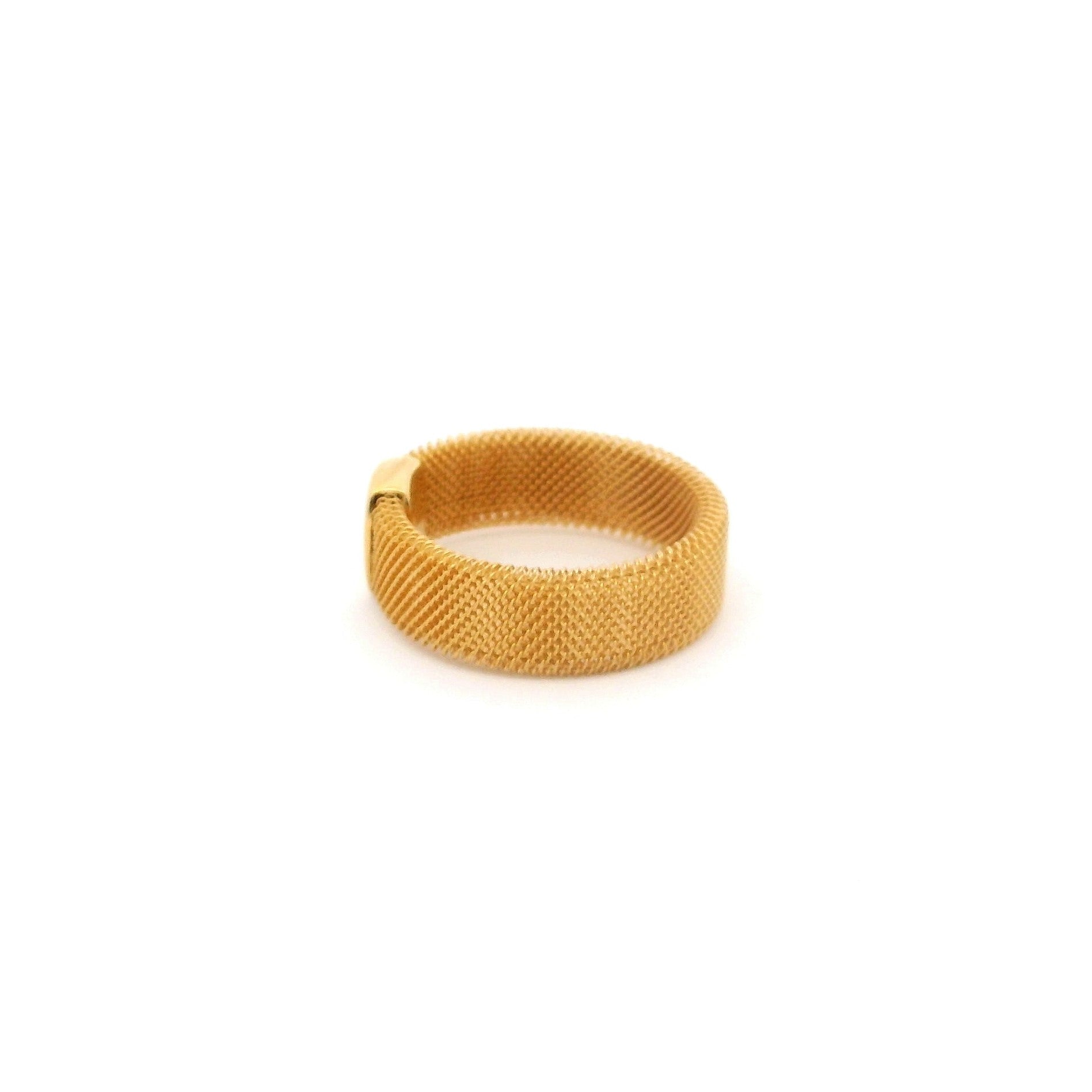 Anillo con Textura de oro 18k