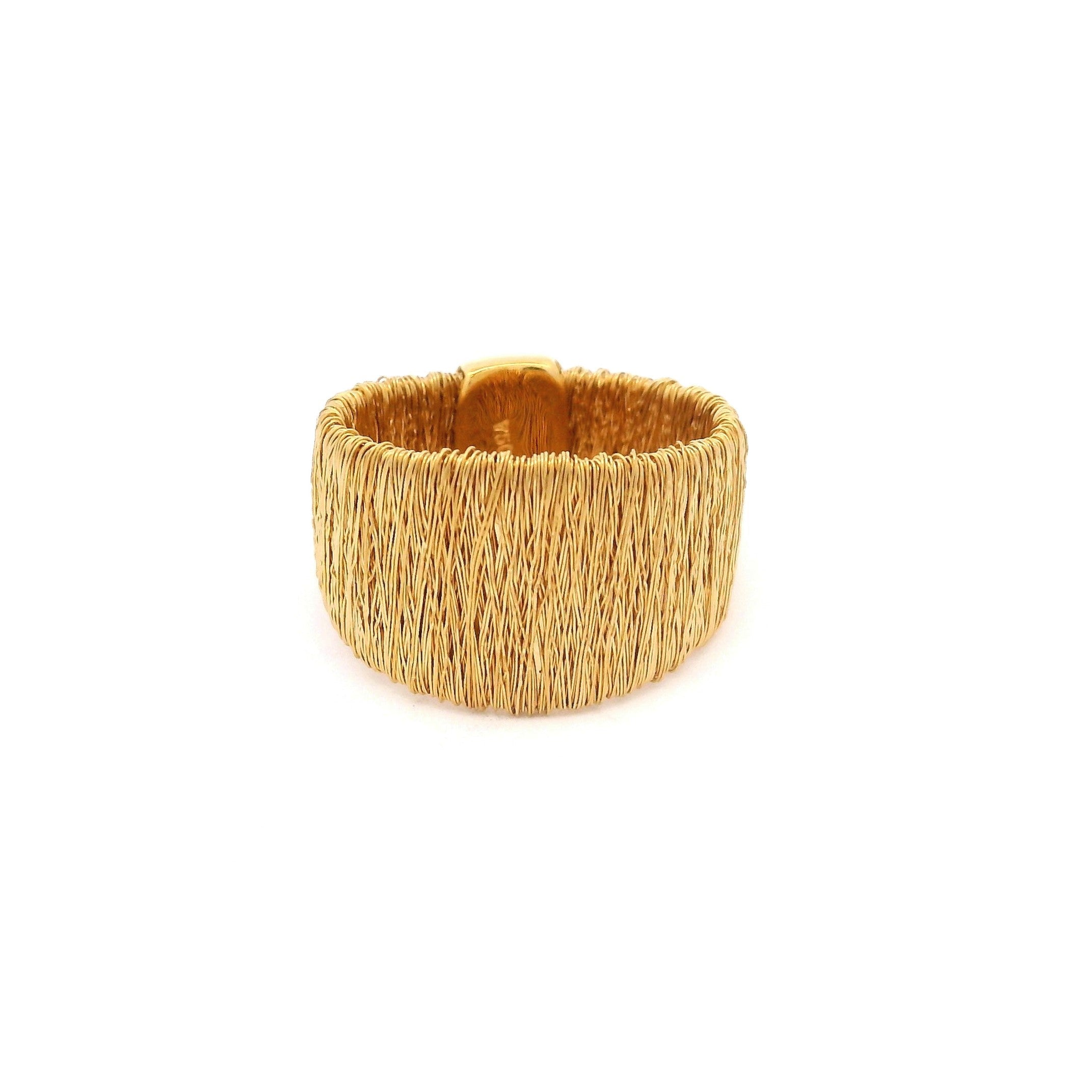 Anillo con Textura en Oro 18k