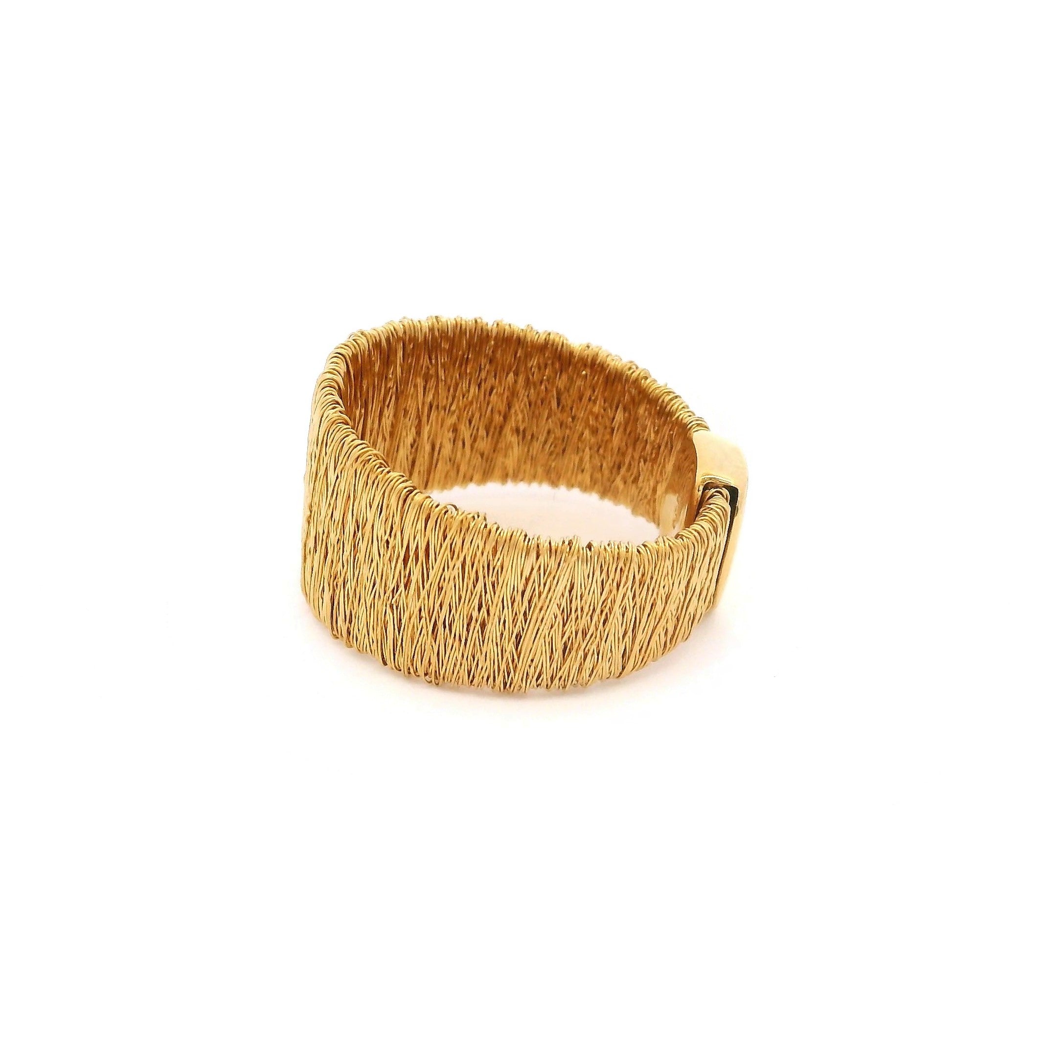 Anillo con Textura en Oro 18k