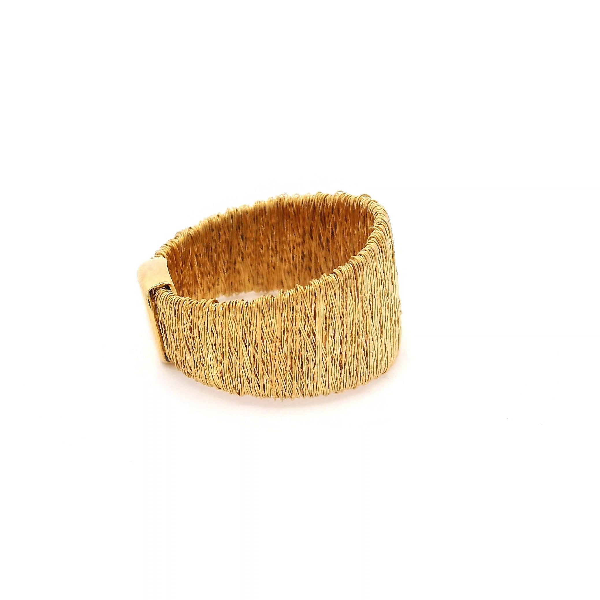 Anillo con Textura en Oro 18k