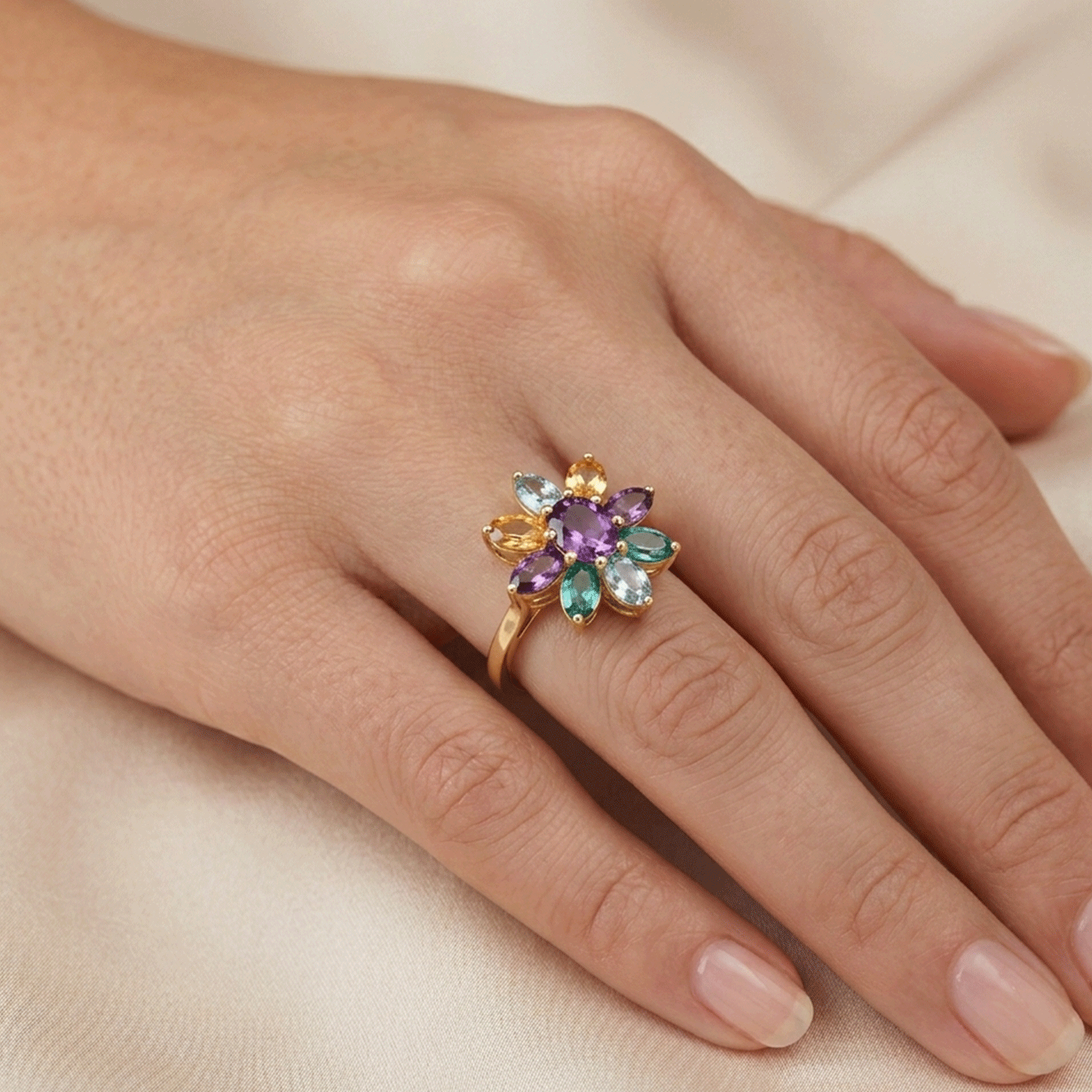 Anillo de Oro Forma de Flor Piedras Navette Multicolor