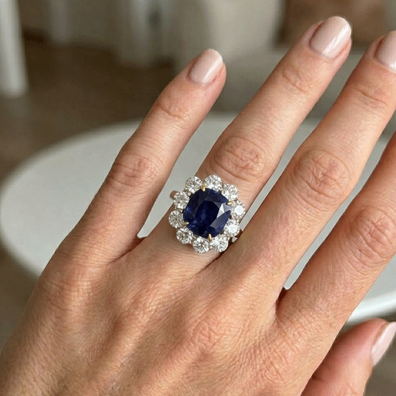Anillo Lady Di Con Majestuoso Zafiro Natural Rodeado de Brillantes