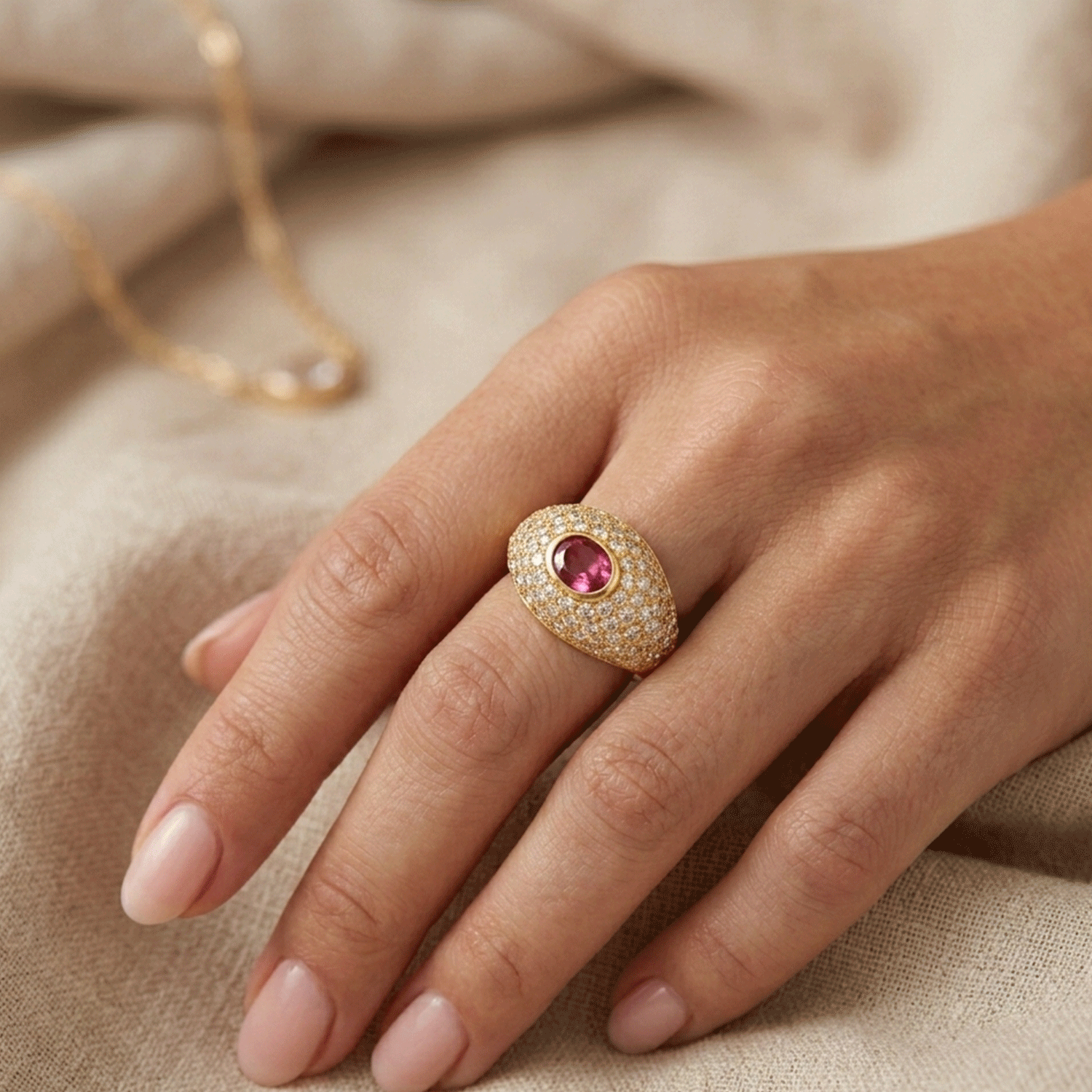 Anillo de Oro con Rubi Central y Brillantes