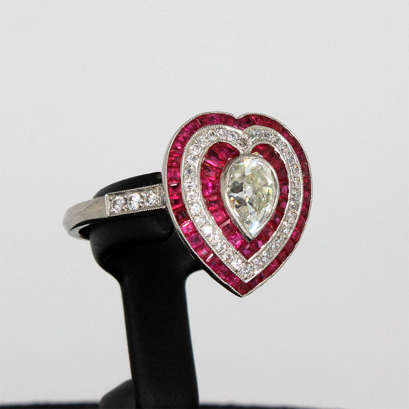 Anillo Corazón Estilo Art Deco: Platino, Rubíes Naturales y Brillante Pera 0.70ct