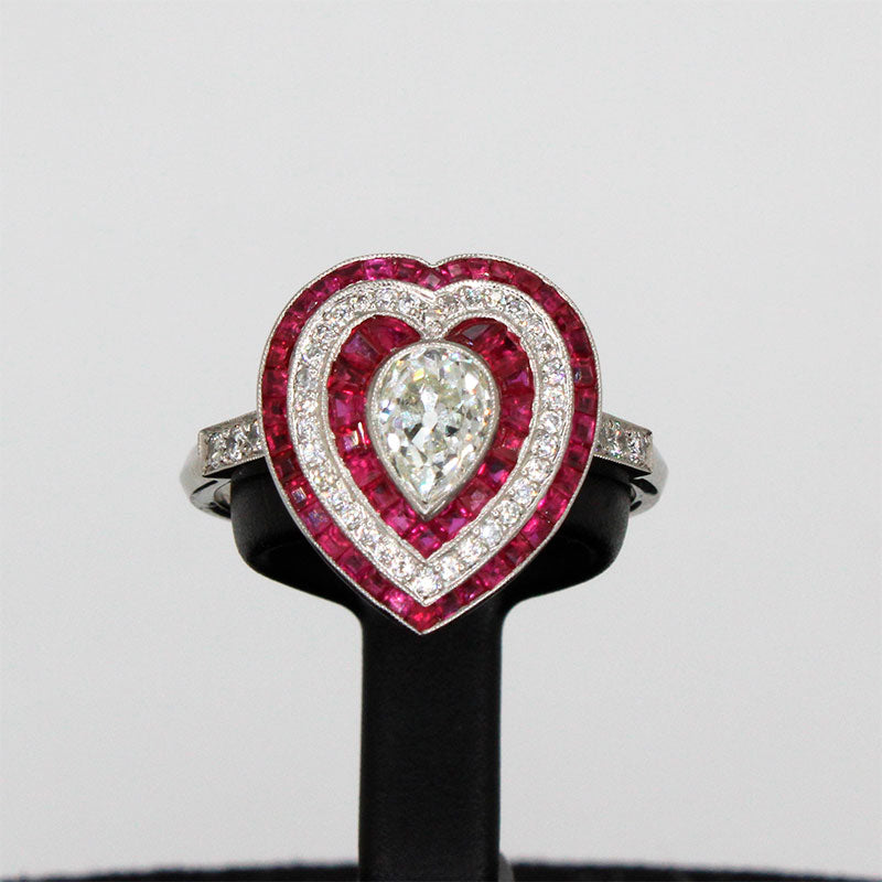 Anillo Corazón Estilo Art Deco: Platino, Rubíes Naturales y Brillante Pera 0.70ct