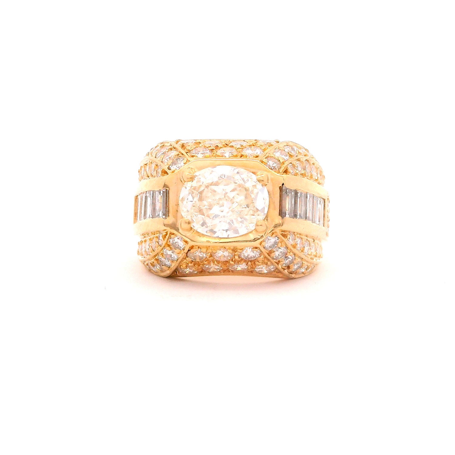 Anillo de Oro con Diamante Central, Diamantes Baguette y Pavé