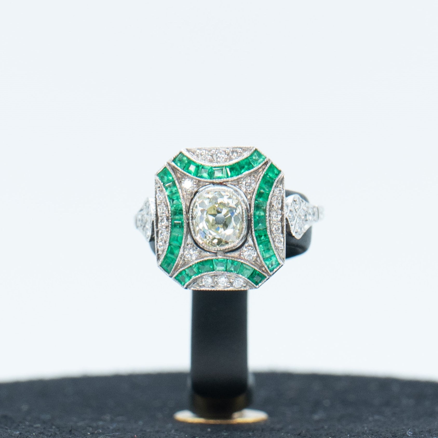 Anillo Art Deco en Platino con Esmeraldas y Brillante de 0.84 ct