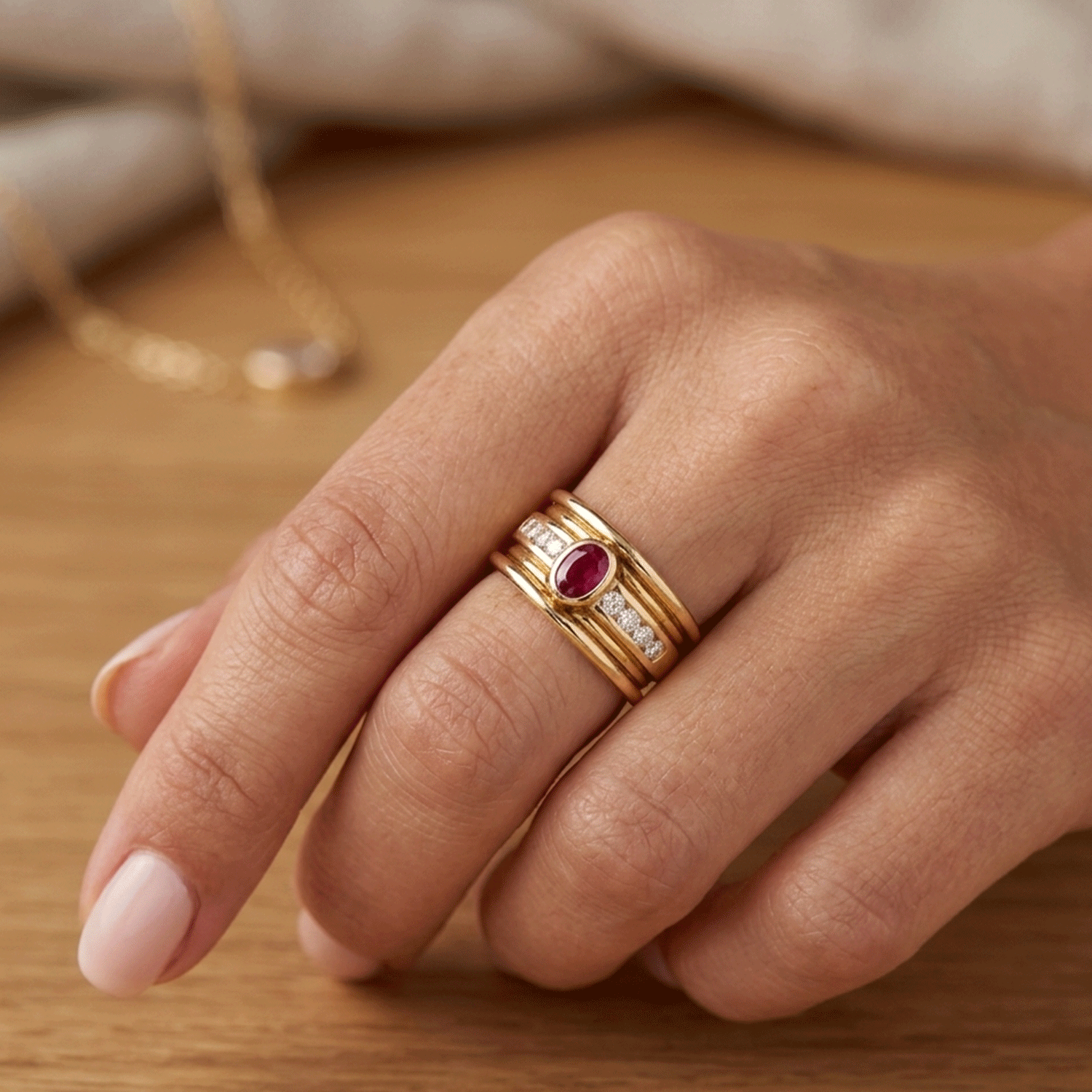 Anillo Ancho de Oro con Rubi Central y Brillantes