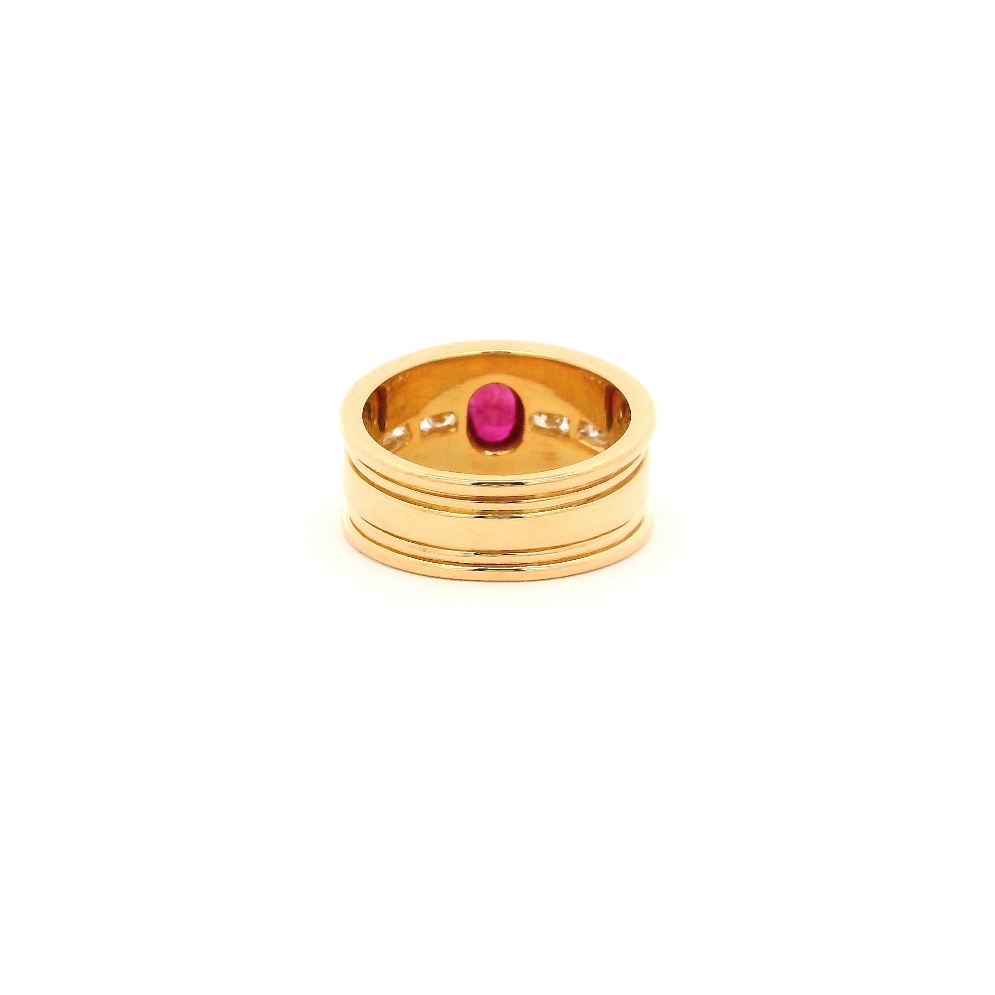 Anillo Ancho de Oro con Rubi Central y Brillantes