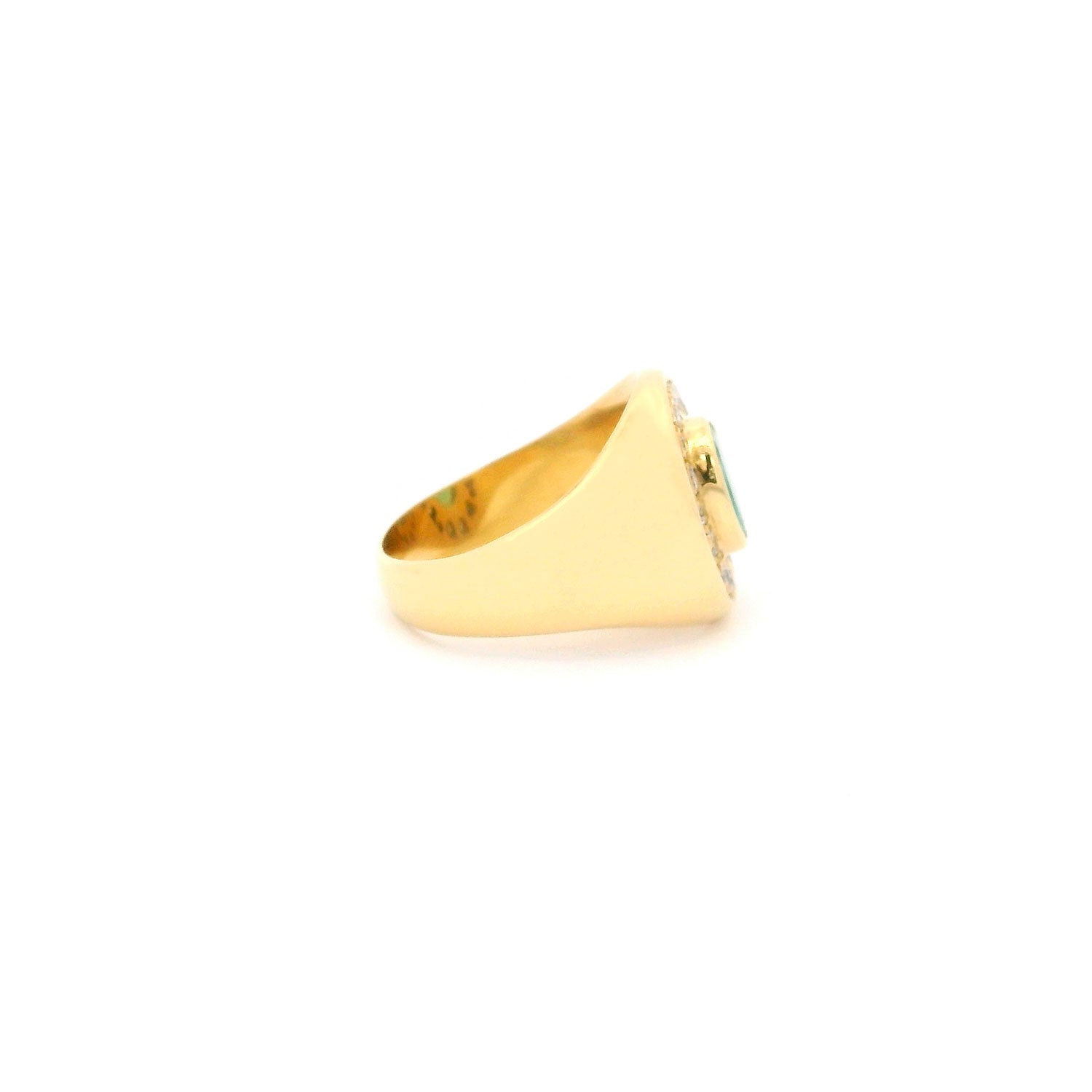 Anillo Oval de Oro con Esmeralda Central y Brillantes