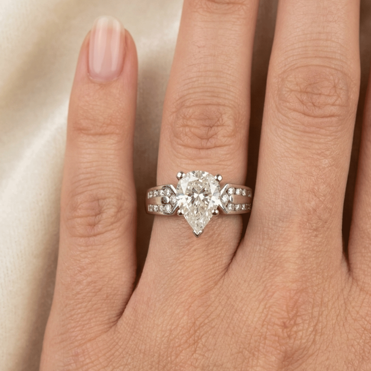 Solitario oro 18k con Brillante Pera de 1.54ct